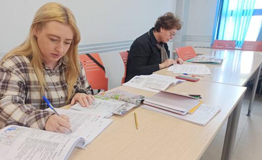 Refugiados ucranianos en clases para aprender castellano. 