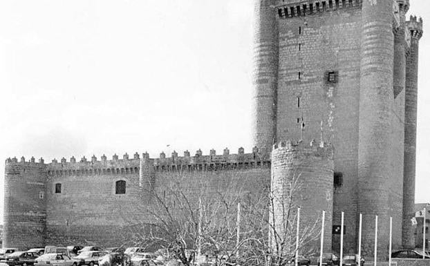 Primera sede de las Cortes de Castilla y León, en el Castillo de Fuensaldaña y sede estable hasta 2007.