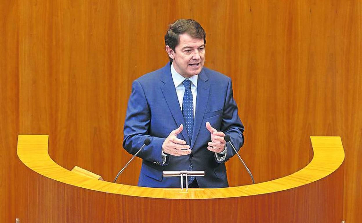 El presidente de Castilla y León, Alfonso Fernández Mañueco, en la tribuna de oradores de las Cortes.