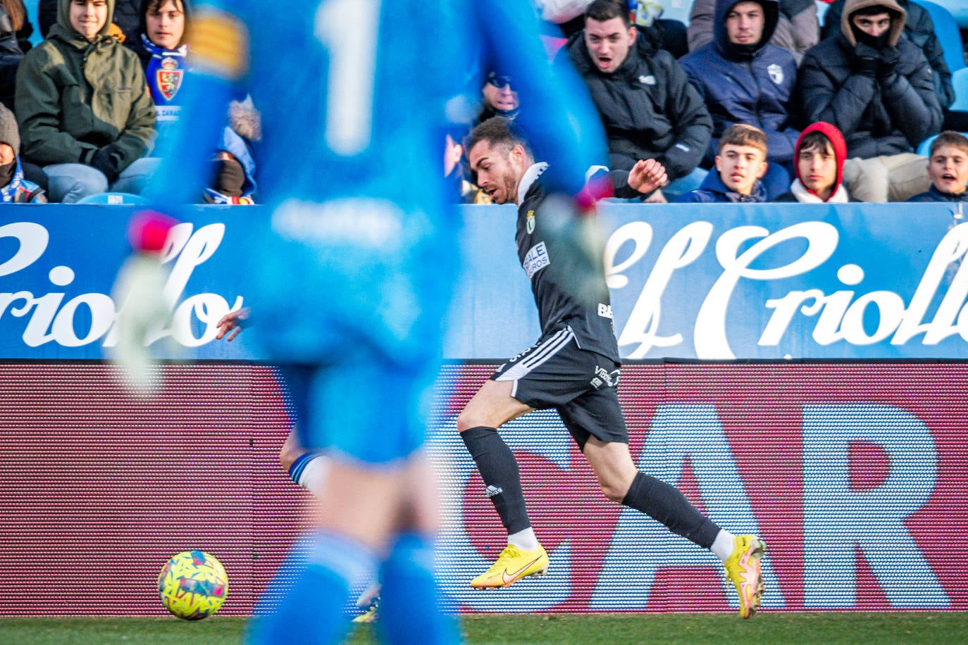 Fotos: El Burgos CF araña un punto en La Romareda