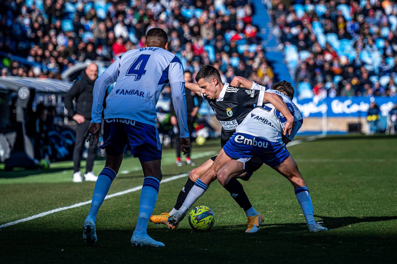 Fotos: El Burgos CF araña un punto en La Romareda