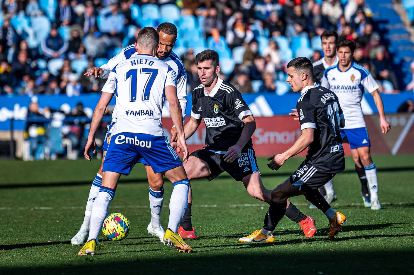 Fotos: El Burgos CF araña un punto en La Romareda