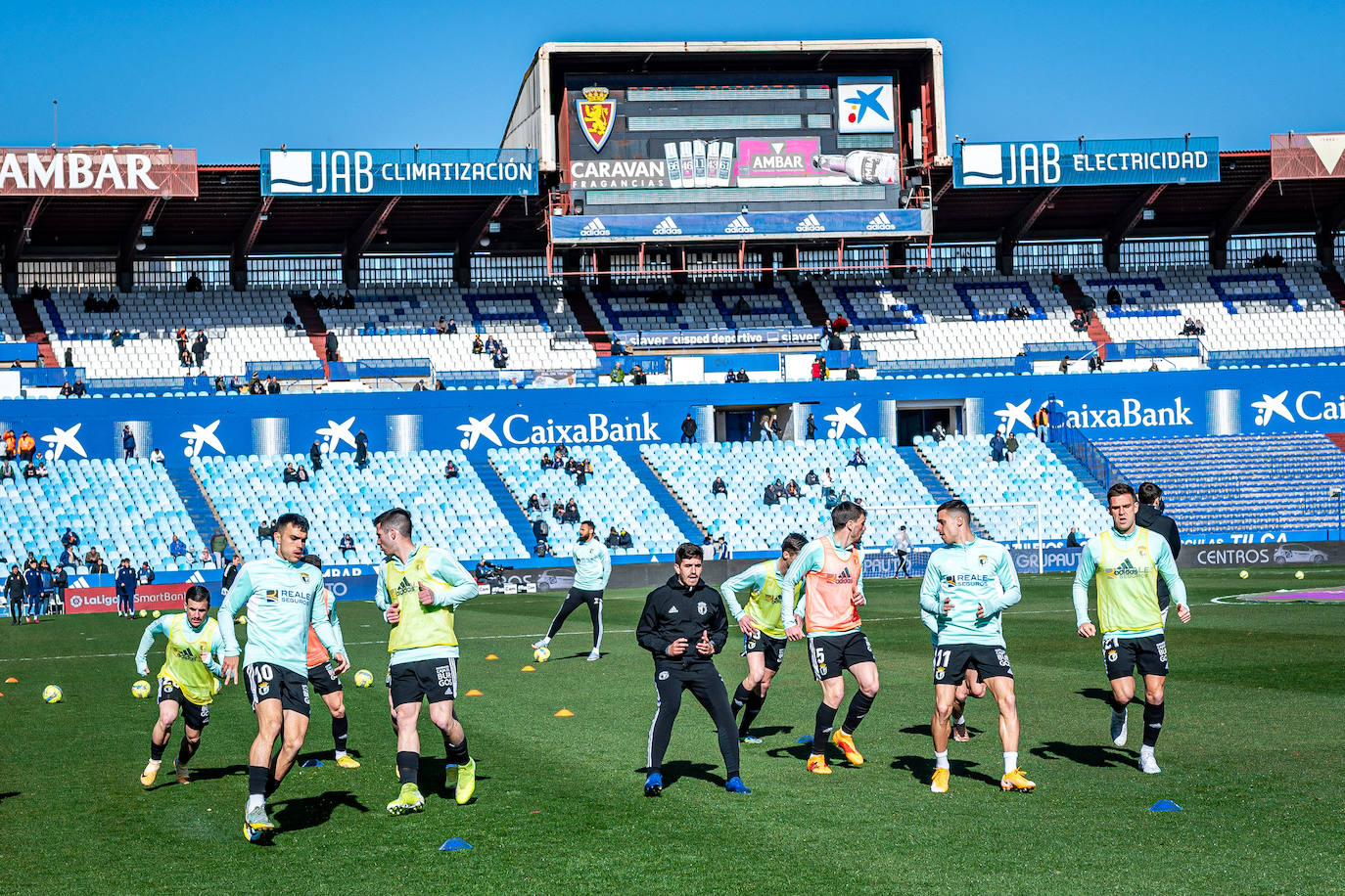 Fotos: El Burgos CF araña un punto en La Romareda