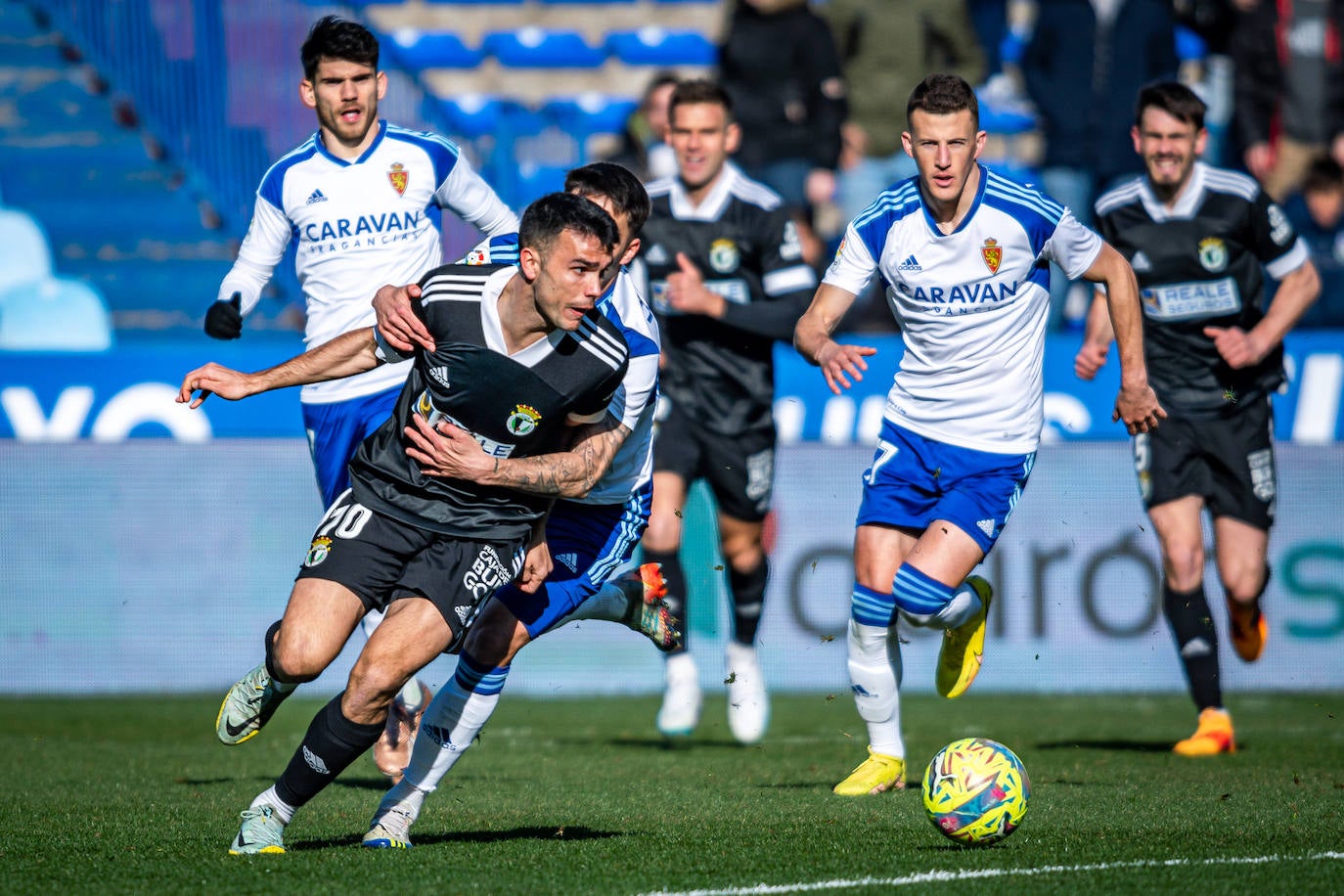 Fotos: El Burgos CF araña un punto en La Romareda