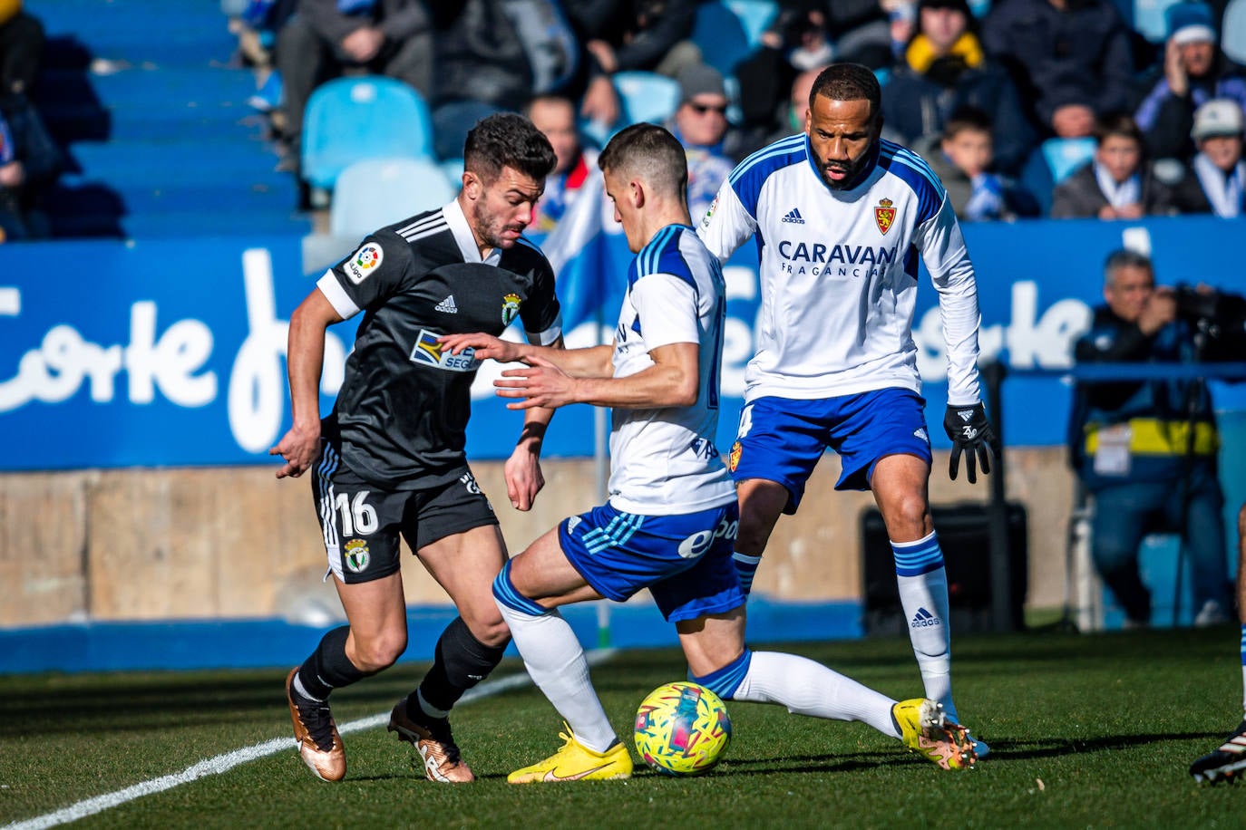 Fotos: El Burgos CF araña un punto en La Romareda