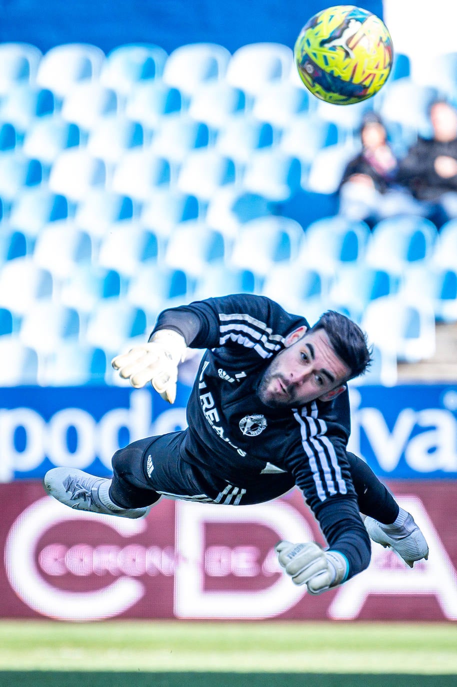 Fotos: El Burgos CF araña un punto en La Romareda