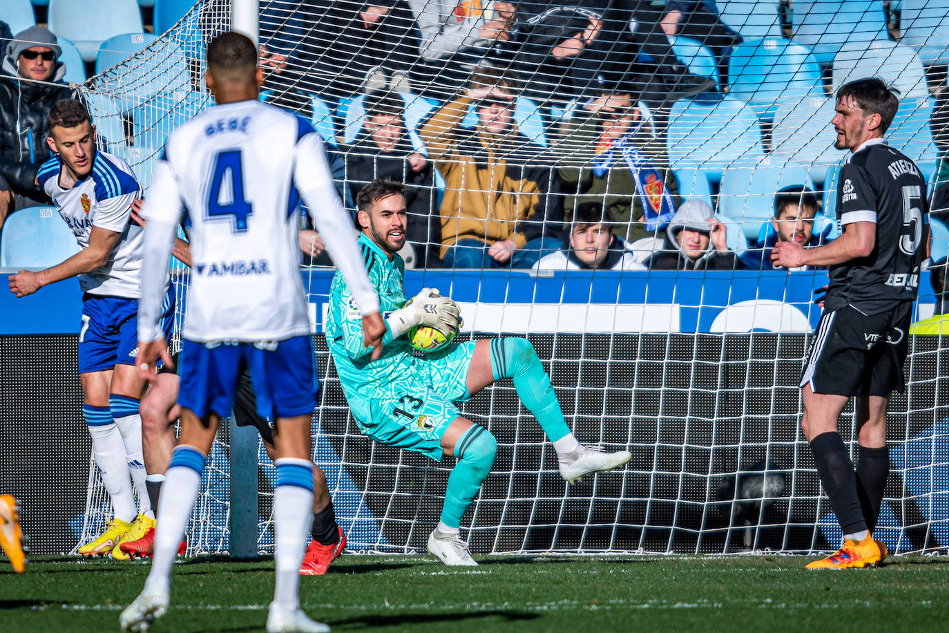 Fotos: El Burgos CF araña un punto en La Romareda