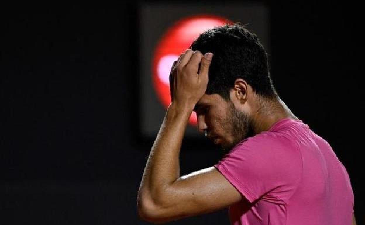 Carlos Alcaraz, preocupado durante la final en Río de Janeiro.