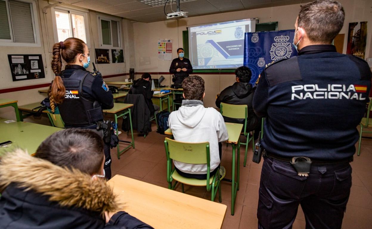 Imagen de archivo de una charla de la Policía Nacional en un instituto. 