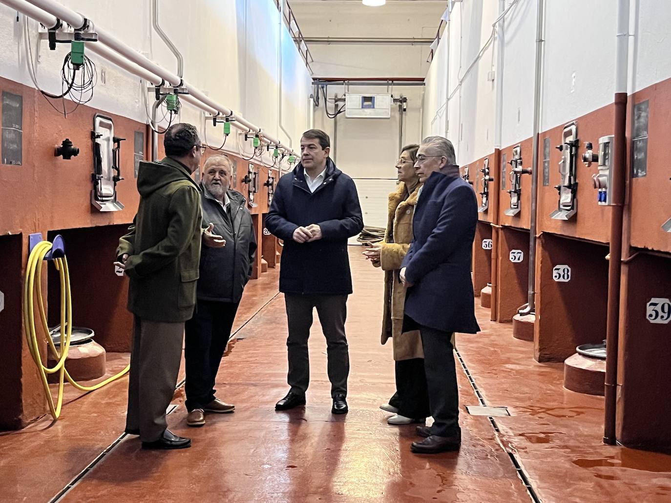 Fotos: El presidente de la Junta ha visitado la cooperativa Tierra Aranda que ha cumplido 60 años