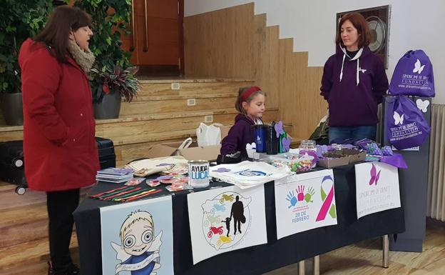 La organización ha dispuesto un stand con merchandising sobre las enfermedades protagonistas de la jornada. 