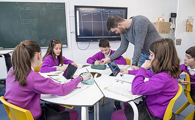 Un profesor, junto a sus alumnos del Colegio Virgen de la Rosa. 