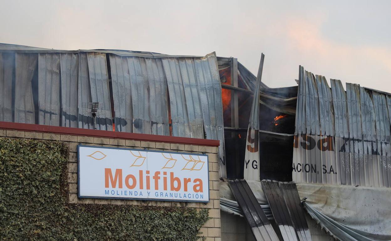 El almacén de Molifibra ha sido pasto de las llamas. 