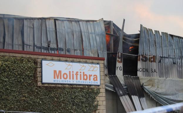 Galería. Los Bomberos de Burgos intervienen en el incendio 