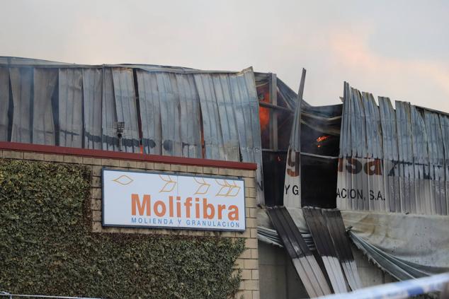 Fotos: Los Bomberos de Burgos intervienen en el incendio de Molifibra