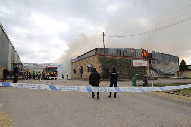 Fotos: Los Bomberos de Burgos intervienen en el incendio de Molifibra