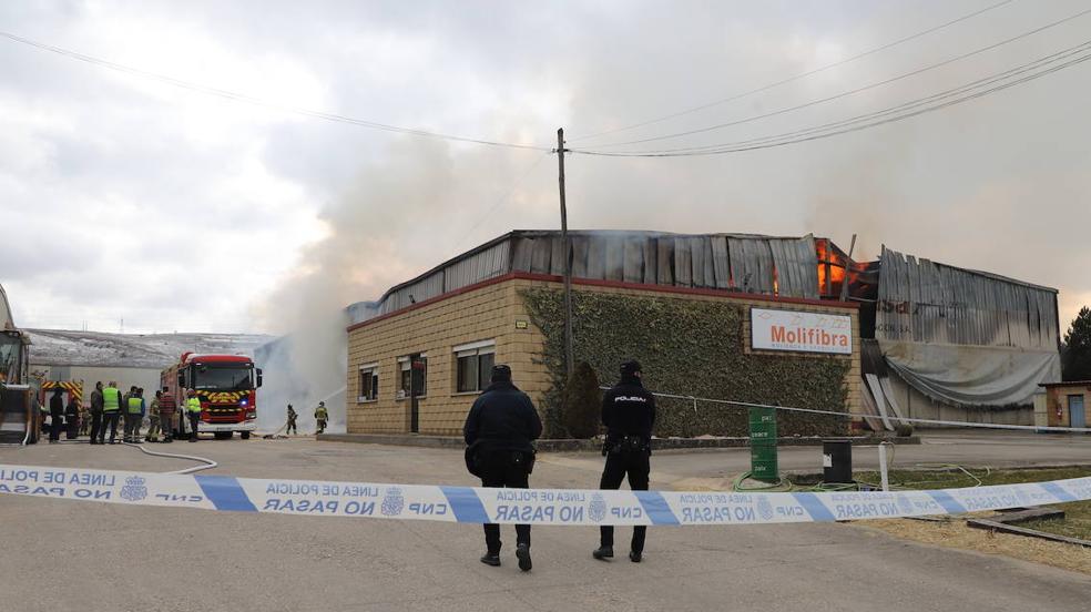 Los Bomberos de Burgos intervienen en el incendio de Molifibra 