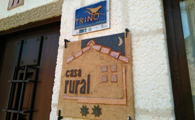 Placa de distinción de 'Casa Rural'' en la puerta de uno d estos establecimientos