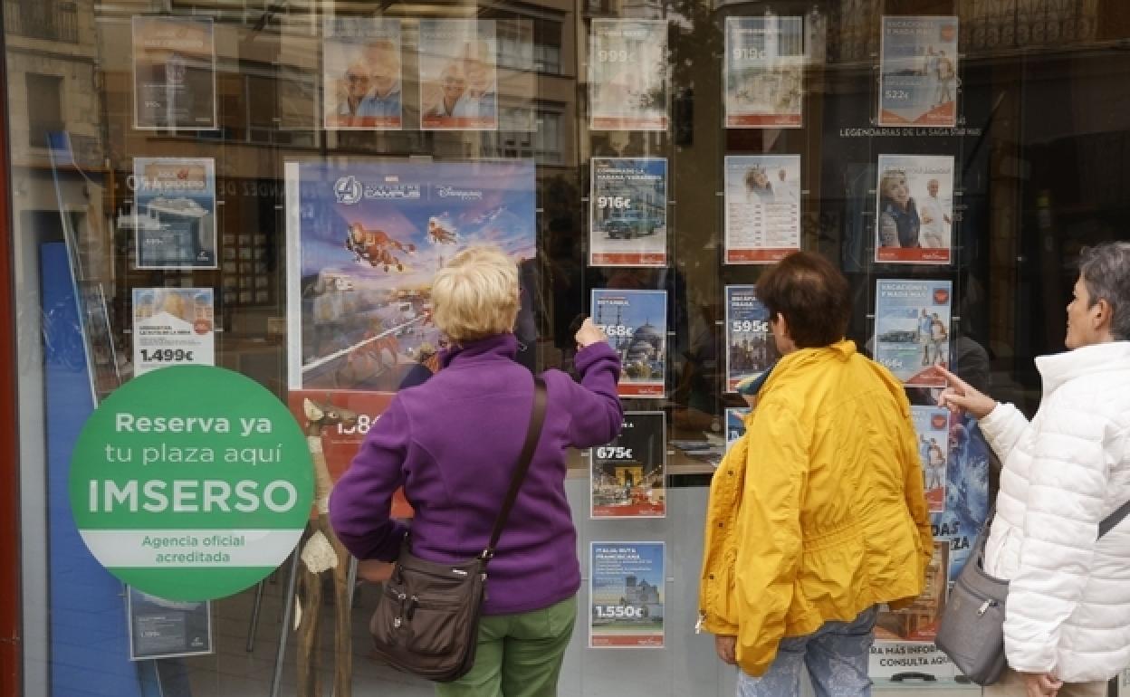 Uno grupo de mujeres comenta en Vitoria la oferta de viajes del Imserso.