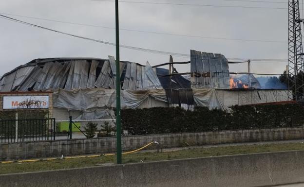 Los bomberos continuarán «hoy y mañana» las labores de extinción del incendio de Molifibra