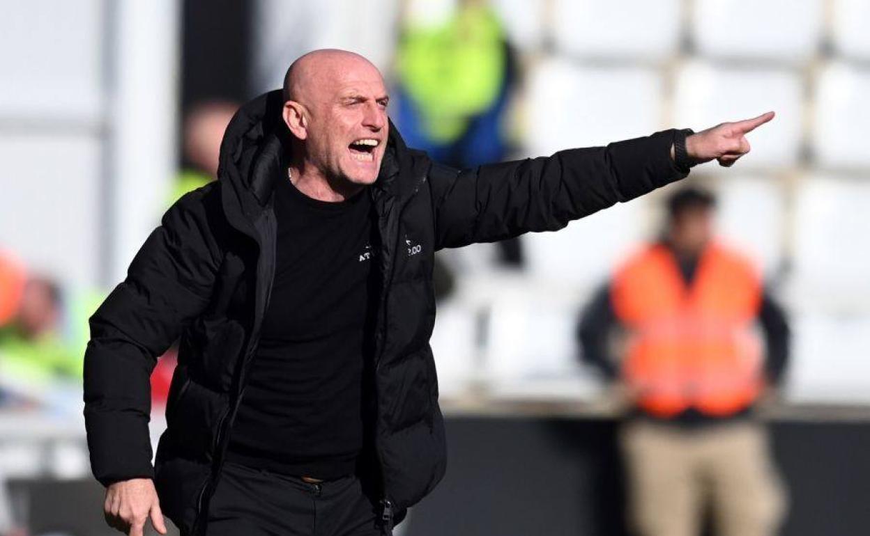 Calero da instrucciones a sus jugadores desde la banda de El Plantío en la derrota del Burgos CF ante el Granada CF