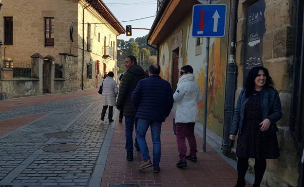 Imagen principal - Antes del concierto de góspel se realizó una visita guiada por el casco antiguo de Miranda. 