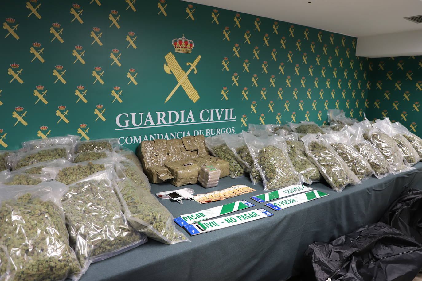 Material incautado por la Guardia Civil durante el control antidroga donde se requisaron 73 kilogramos de marihuana y 20 de hachís