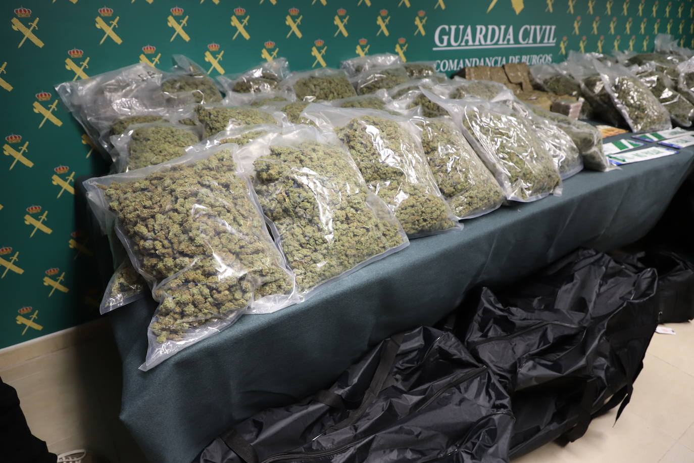 Material incautado por la Guardia Civil durante el control antidroga donde se requisaron 73 kilogramos de marihuana y 20 de hachís