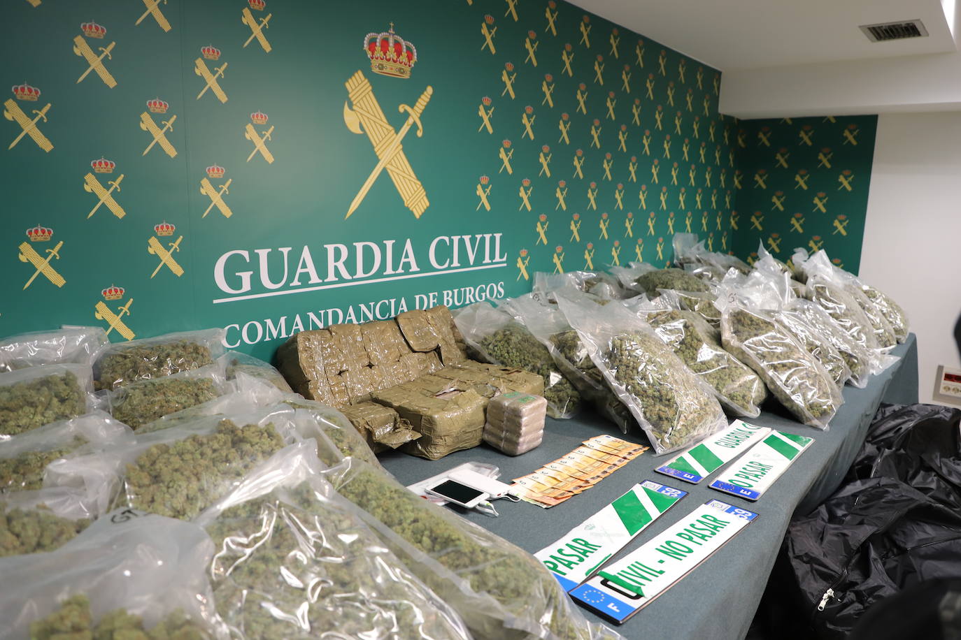 Material incautado por la Guardia Civil durante el control antidroga donde se requisaron 73 kilogramos de marihuana y 20 de hachís