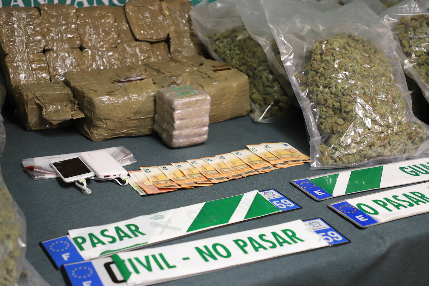 Material incautado por la Guardia Civil durante el control antidroga donde se requisaron 73 kilogramos de marihuana y 20 de hachís