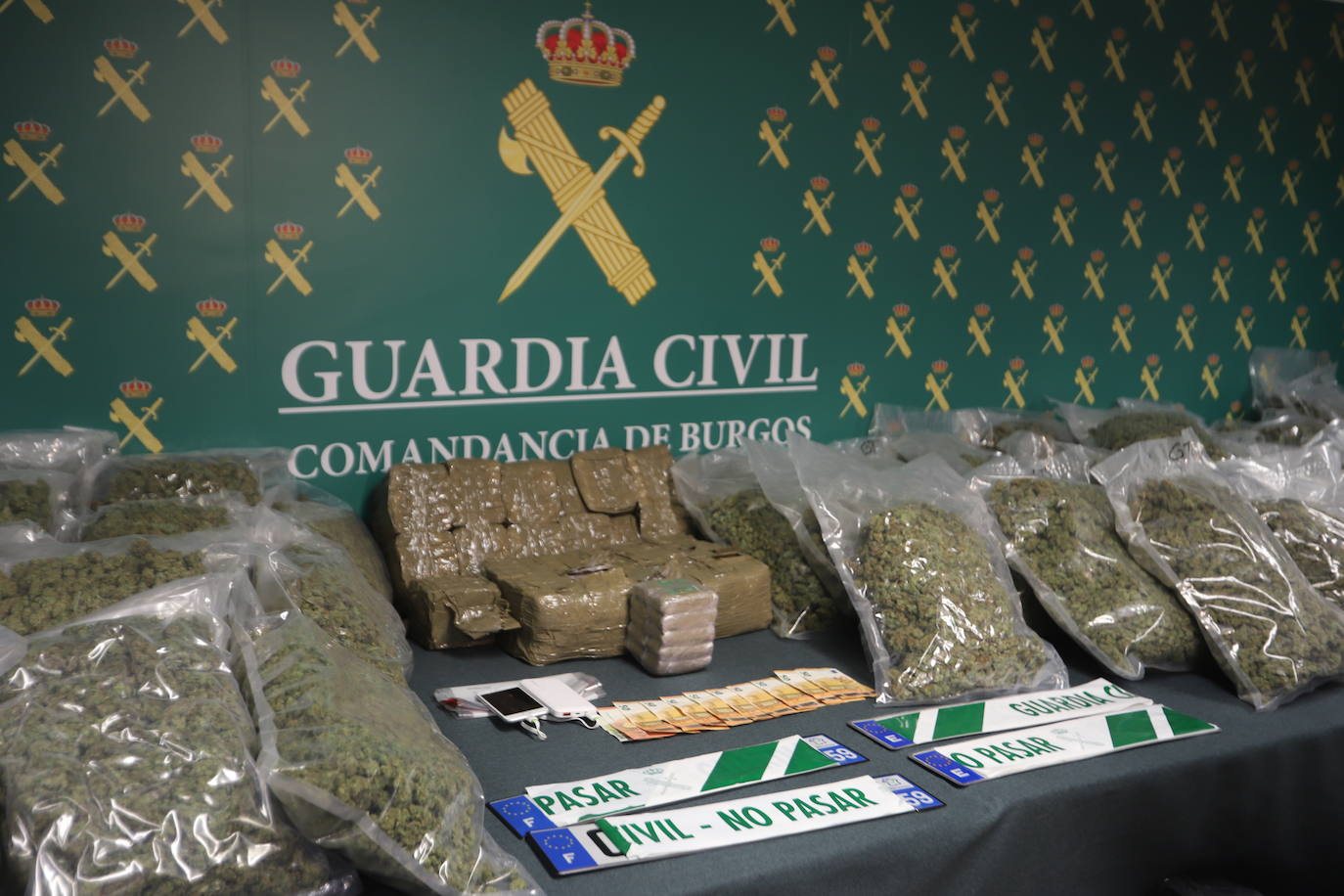 Material incautado por la Guardia Civil durante el control antidroga donde se requisaron 73 kilogramos de marihuana y 20 de hachís