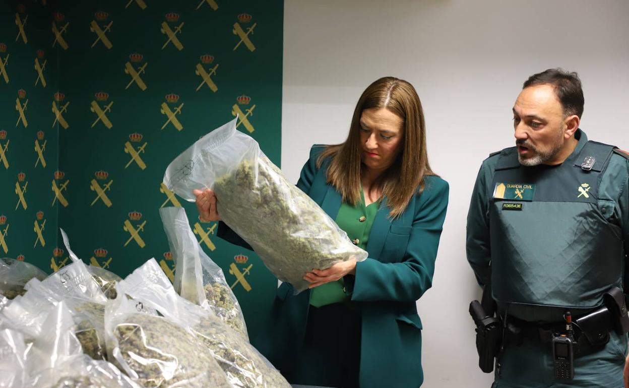 La delegada del Gobierno en Castilla y León, Virginia Barcones, inspecciona el material incautado en la última operación contra el tráfico de droga en Burgos