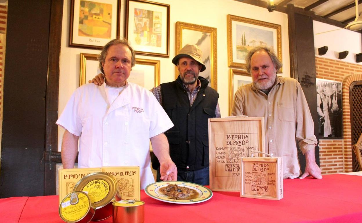 Los hermanos Monzón posan con algunos de los productos y platos servidos en LA Fonda del Prado