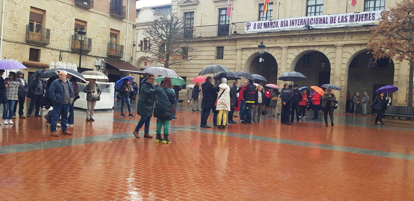 Decenas de personas han acudido a la lectura del manifiesto en defensa de los derechos de las mujeres.