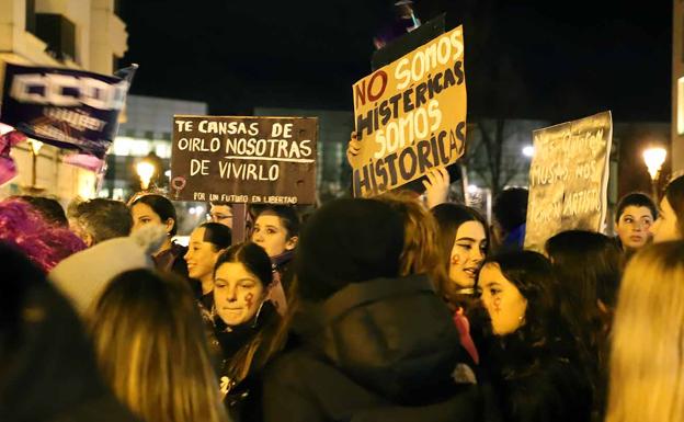 Las manifestantes con pancartas.