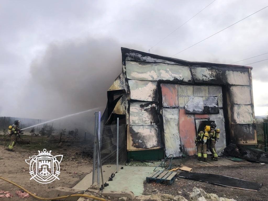 Mueren decenas de perros en el incendio del Centro Canino de Rubena