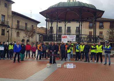 Imagen secundaria 1 - Muchos agentes se sumaron a la concentración del personal laboral que también protesta 'por una retirada de derechos' 