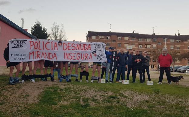 La Policía Local protesta en calzoncillos frente a la ministra de Transportes 