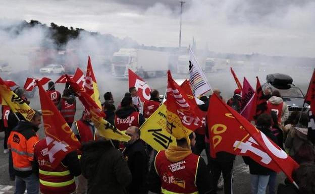 Sindicalistas bloquean una carretera en la localidad de Le Boulou, en el sur de Francia, en protestas por la reforma de las pensiones.