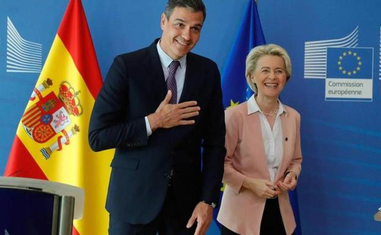 Pedro Sánchez y la presidenta de la Comisión Europea, Ursula von der Leyen, en una comparecencia conjunta en Bruselas.