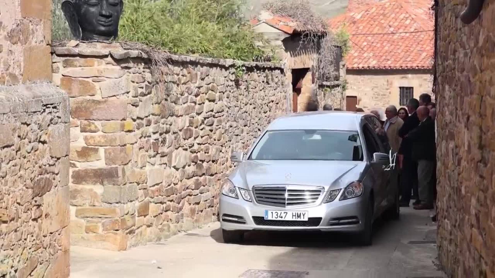 Último adiós a Fernando Sánchez Dragó en Castilfrío de la Sierra (Soria)