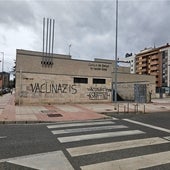 Antivacunas vandalizan la fachada del centro de salud Miranda Este