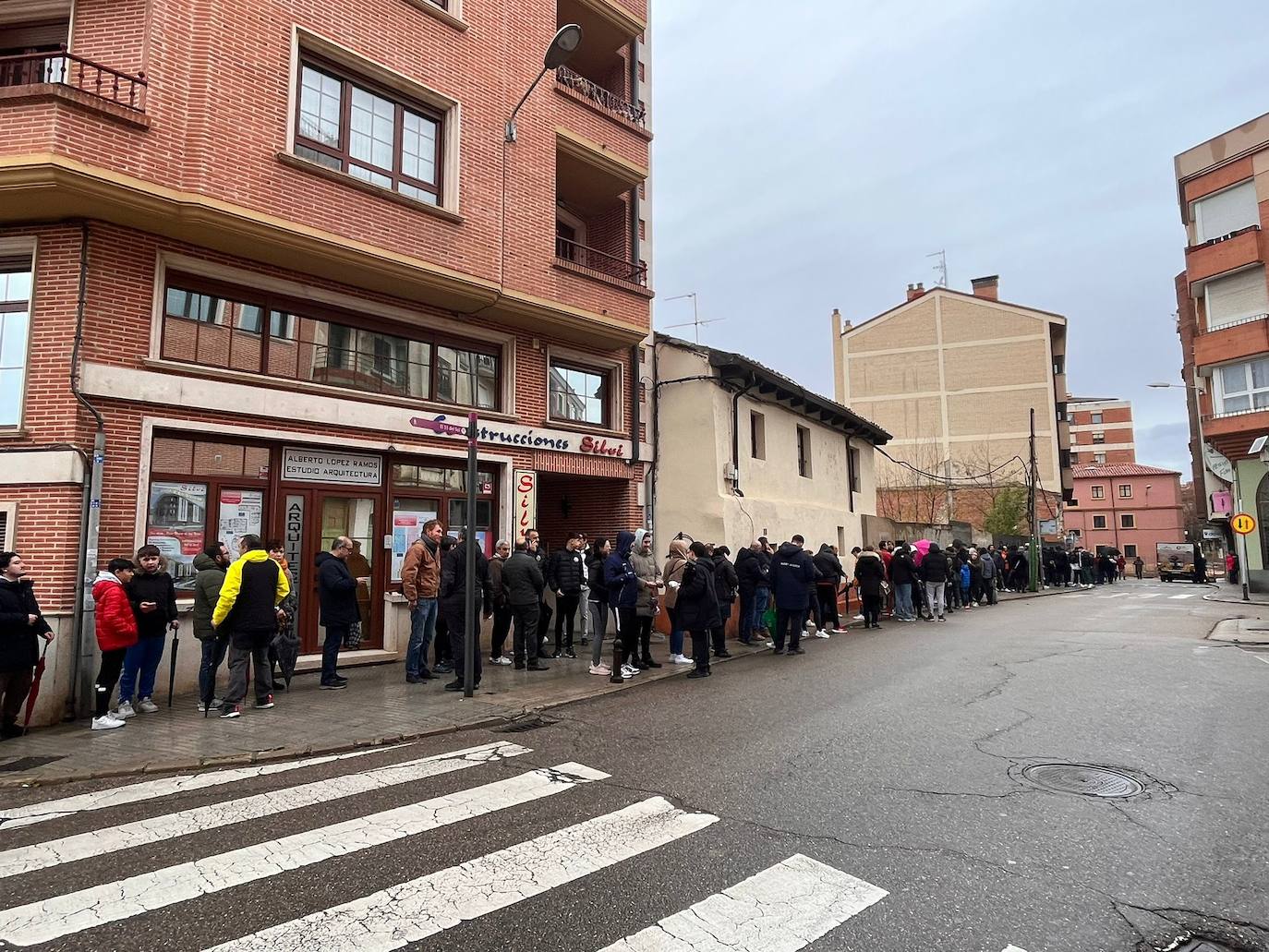 Colas para hacerse con la entrada para ver al Real Madrid en Aranda