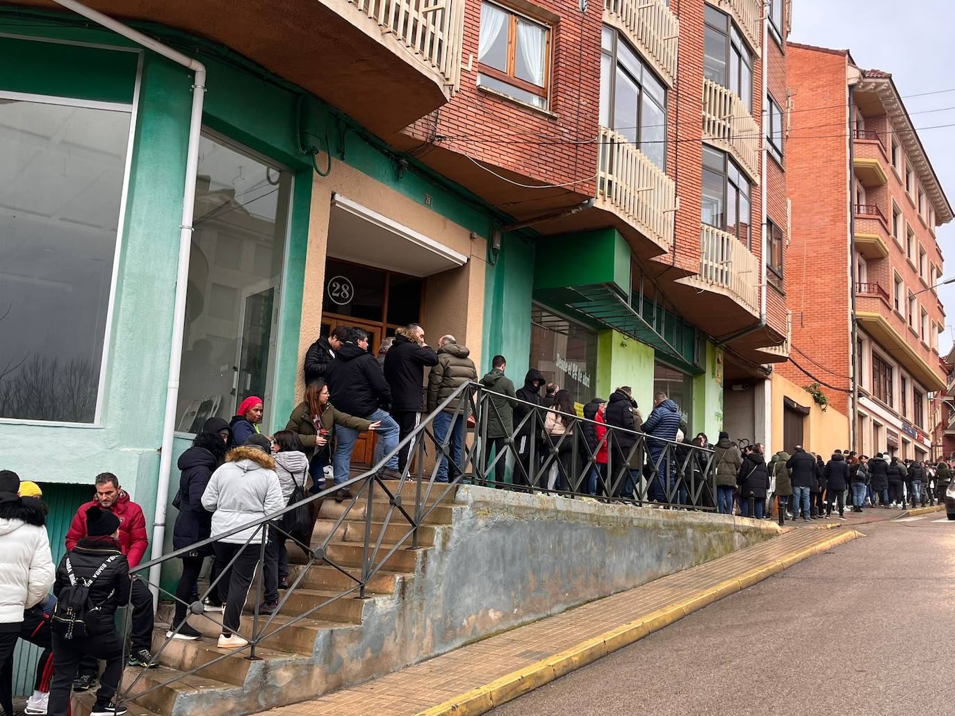 Colas para hacerse con la entrada para ver al Real Madrid en Aranda