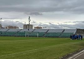 Gradas portátiles en el estadio de la Arandina CF.