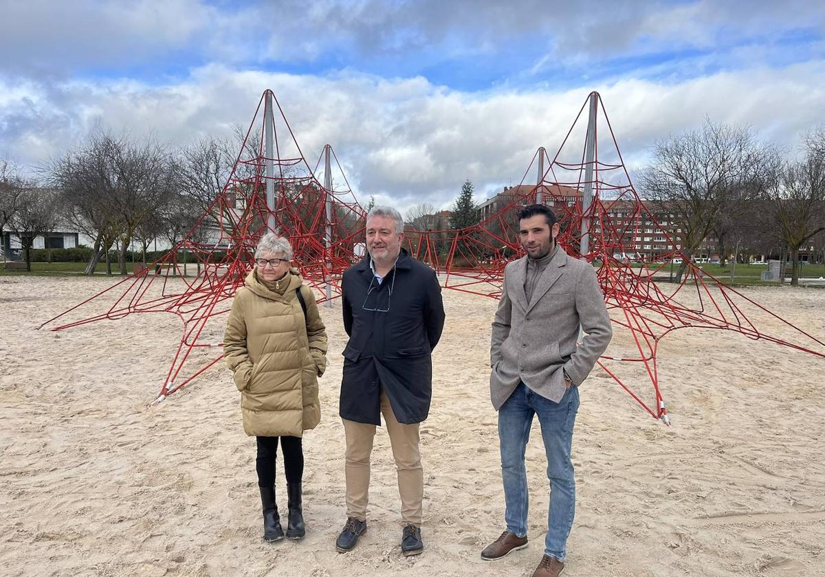 El juego del parque infantil ubicado junto al aparcamiento de Las Torres acaba de ser renovado.