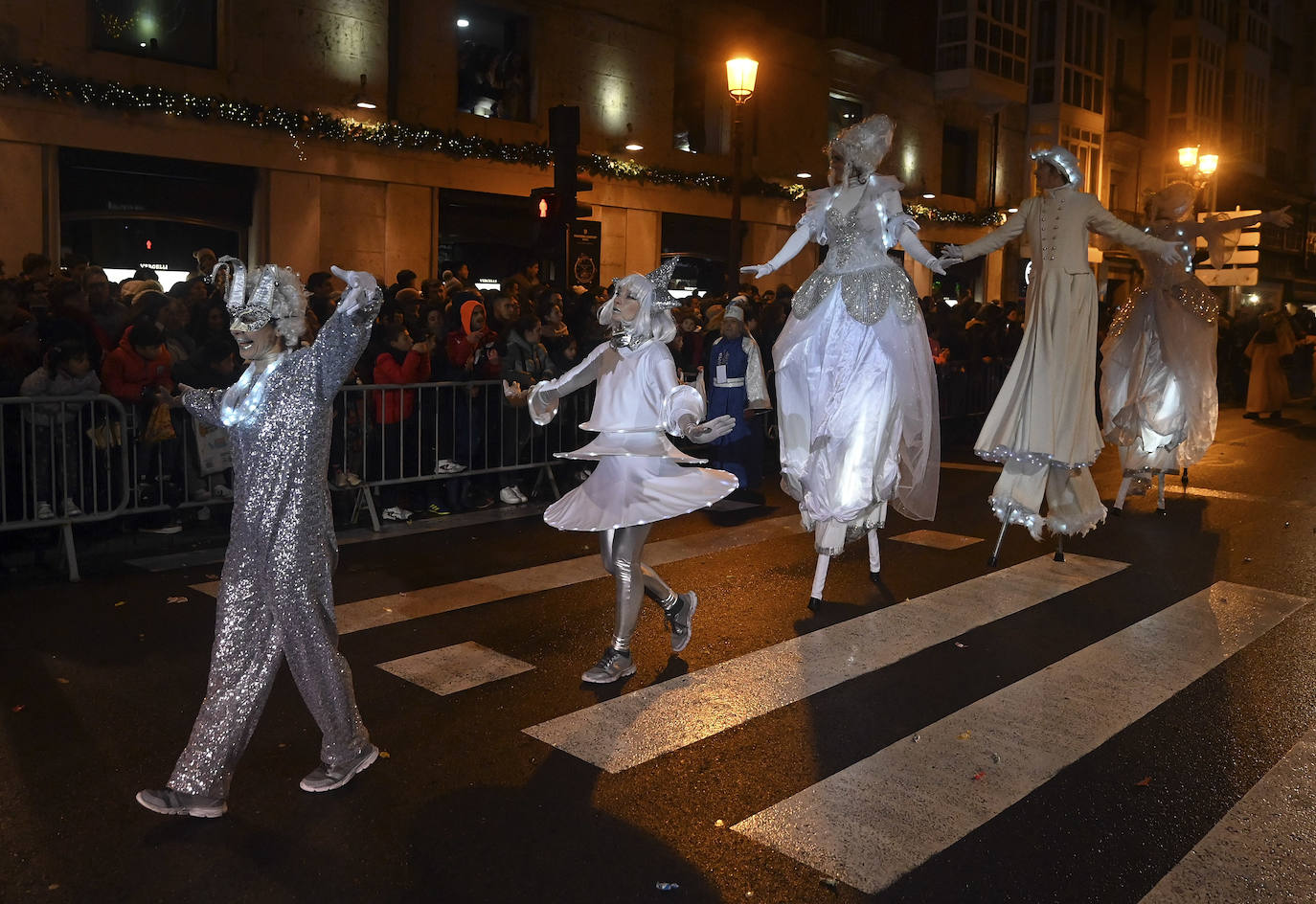 Los Reyes reparten ilusión por las calles de Burgos