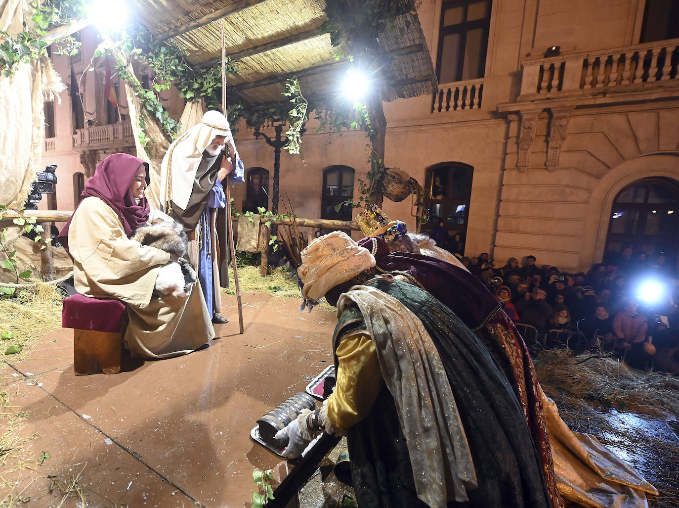 Los Reyes reparten ilusión por las calles de Burgos