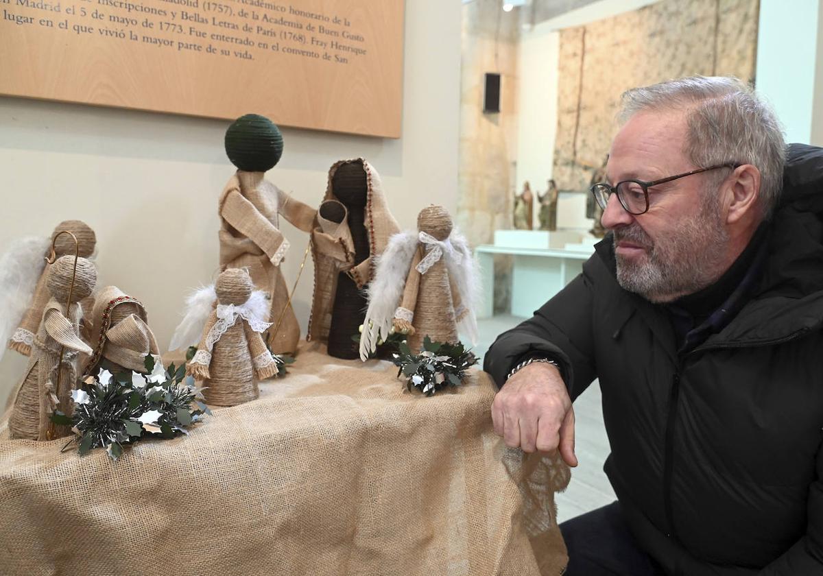 Juan José Rodríguez posa junto a uno de sus belenes.