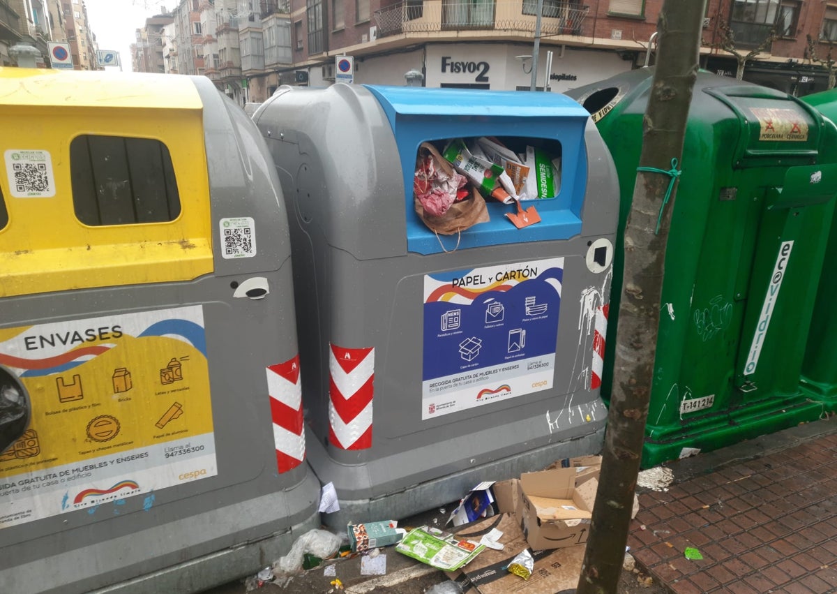 Imagen secundaria 1 - Los contenedores de cartón están desbordados